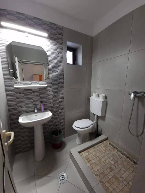 Băile Herculane Cazare | Motel (K0541-14) Imaginea poate fi supusă drepturilor de autor. Se recomandă contactarea titularului drepturilor.