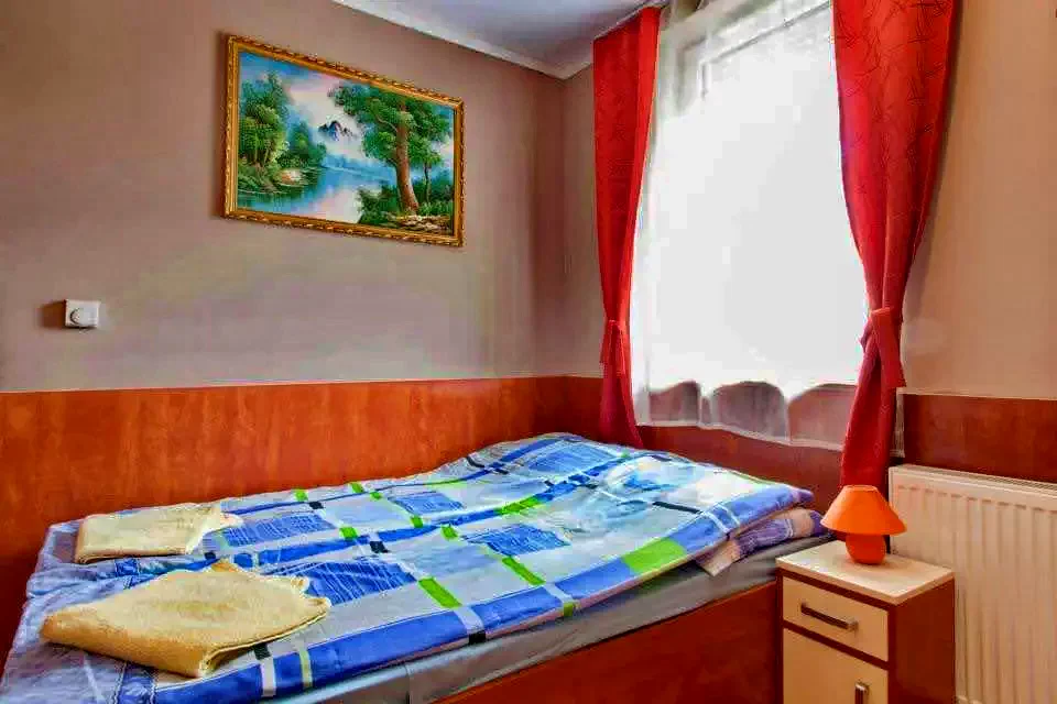 Alsóörs Szállás | Vendégház (K0830-25) A kép szerzői jogvédelem alatt állhat. Javasolt a kapcsolatfelvétel a jog tulajdonossal. Alsóörs Szállás | Vendégház (K0830-25) A kép szerzői jogvédelem alatt állhat. Javasolt a kapcsolatfelvétel a jog tulajdonossal.