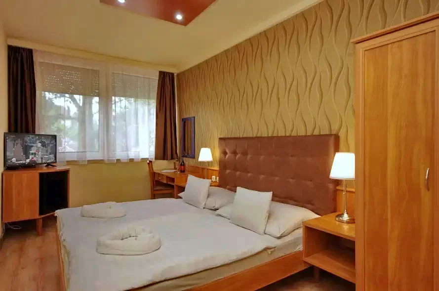 Jula Cazare | Pensiune turistică (K0798-40) Imaginea poate fi supusă drepturilor de autor. Se recomandă contactarea titularului drepturilor.