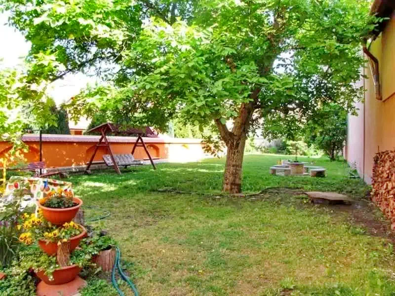  Cazare | Casă de apartamente (K1031-10) Imaginea poate fi supusă drepturilor de autor. Se recomandă contactarea titularului drepturilor.