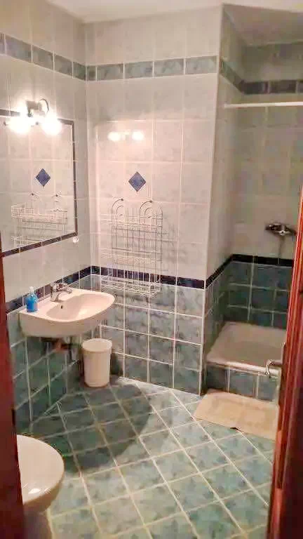  Cazare | Casă de apartamente (K1031-13) Imaginea poate fi supusă drepturilor de autor. Se recomandă contactarea titularului drepturilor.