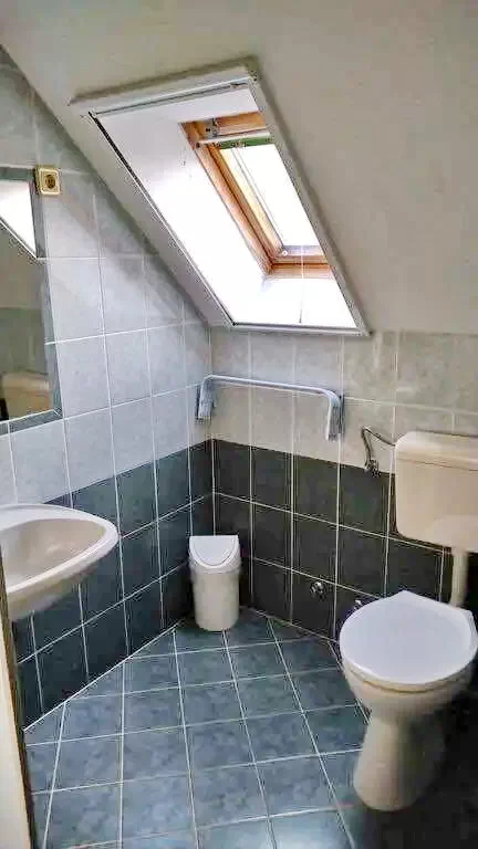  Cazare | Casă de apartamente (K1031-23) Imaginea poate fi supusă drepturilor de autor. Se recomandă contactarea titularului drepturilor.