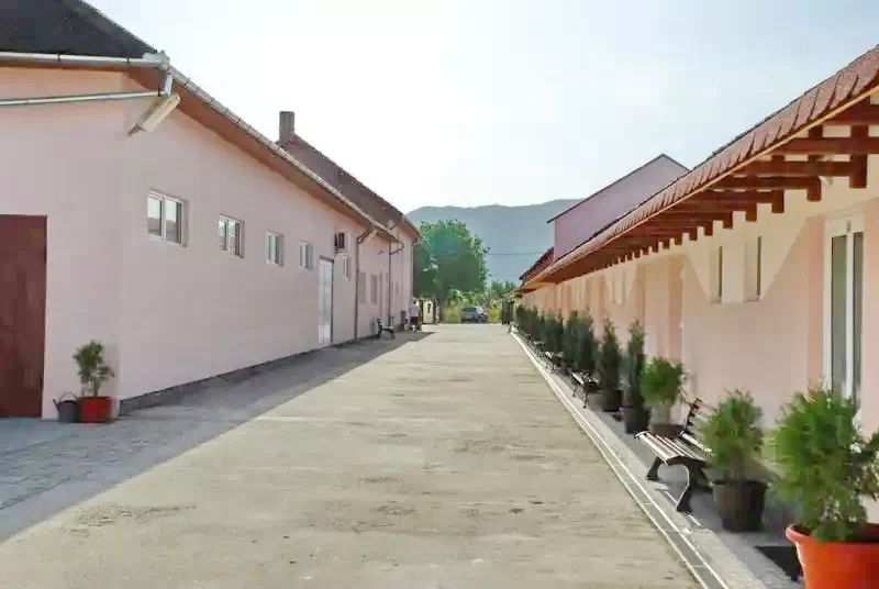 Hátszeg Szállás | Üdülőfalu (K0481-13) A kép szerzői jogvédelem alatt állhat. Javasolt a kapcsolatfelvétel a jog tulajdonossal.