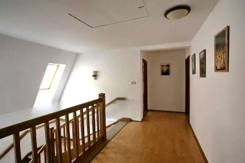 Székelykeresztúr Szállás | Turisztikai villa (K1288-14) A kép szerzői jogvédelem alatt állhat. Javasolt a kapcsolatfelvétel a jog tulajdonossal.