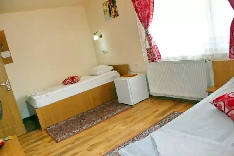 Cristur Cazare | Motel (K0269-25) Imaginea poate fi supusă drepturilor de autor. Se recomandă contactarea titularului drepturilor.