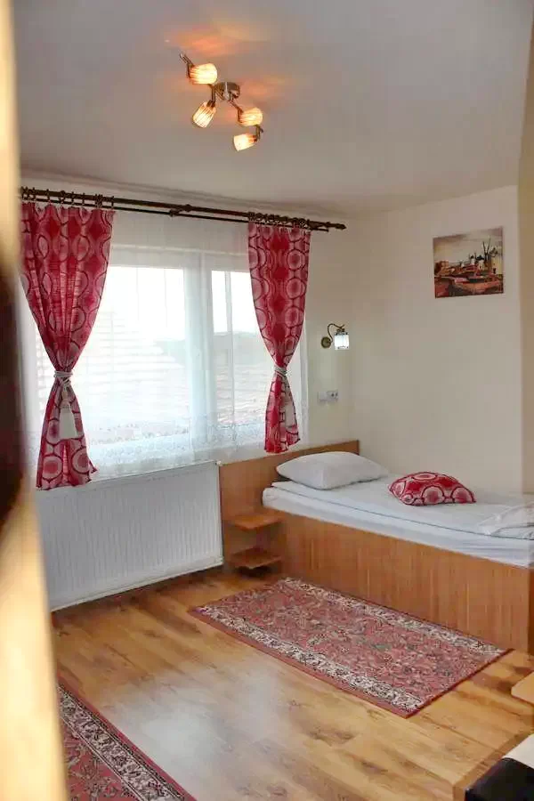 Cristur Cazare | Motel (K0269-31) Imaginea poate fi supusă drepturilor de autor. Se recomandă contactarea titularului drepturilor.