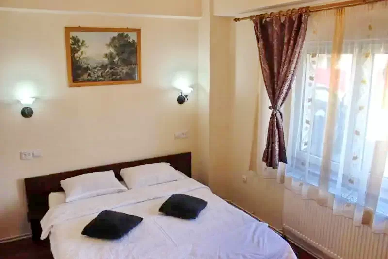 Cristur Cazare | Motel (K0269-37) Imaginea poate fi supusă drepturilor de autor. Se recomandă contactarea titularului drepturilor.