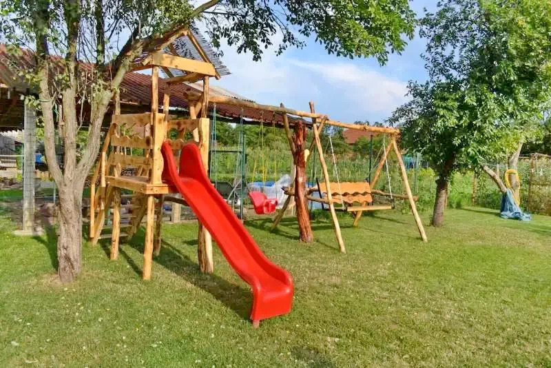 Cristur Cazare | Motel (K0269-53) Imaginea poate fi supusă drepturilor de autor. Se recomandă contactarea titularului drepturilor.