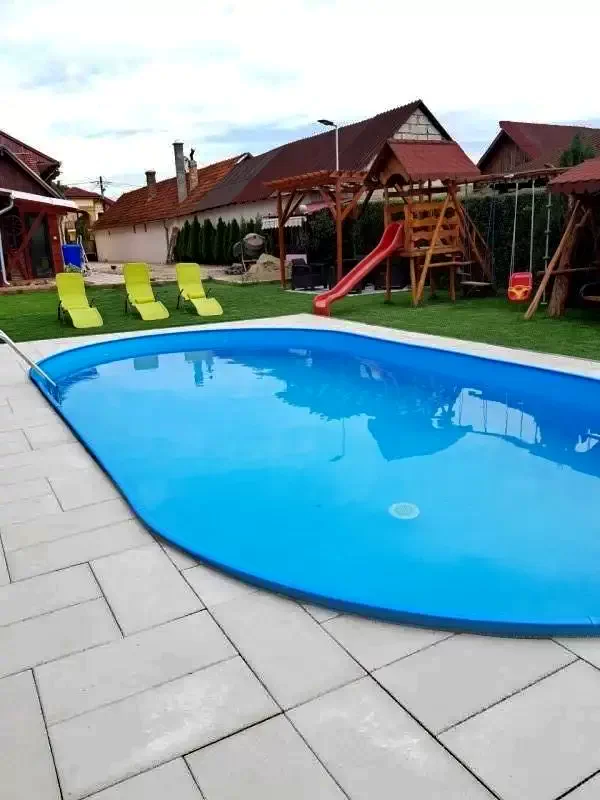 Cristur Cazare | Motel (K0269-55) Imaginea poate fi supusă drepturilor de autor. Se recomandă contactarea titularului drepturilor.