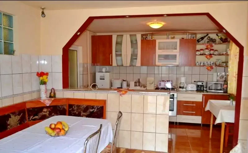 Cristur Cazare | Motel (K0667-2) Imaginea poate fi supusă drepturilor de autor. Se recomandă contactarea titularului drepturilor.