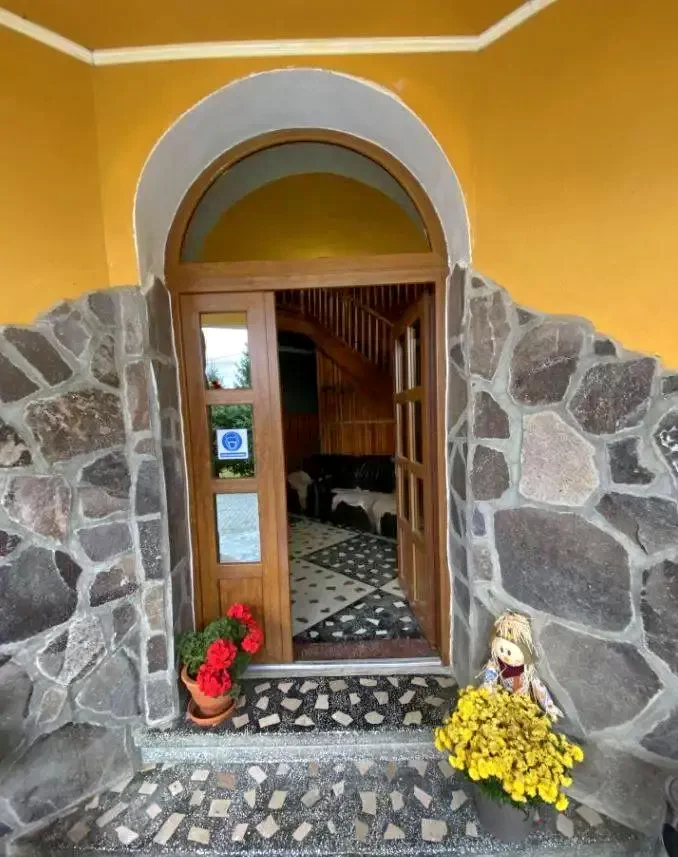 Ivó Szállás | Motel (K0391-11) A kép szerzői jogvédelem alatt állhat. Javasolt a kapcsolatfelvétel a jog tulajdonossal.