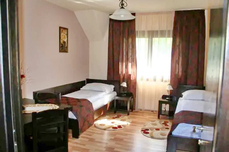 Kovászna Szállás | Motel (K0445-13) A kép szerzői jogvédelem alatt állhat. Javasolt a kapcsolatfelvétel a jog tulajdonossal.