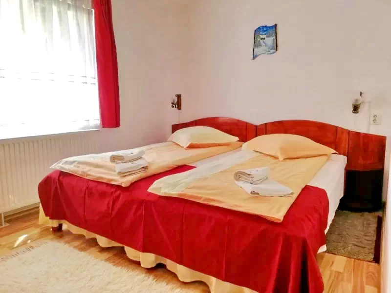 Gyilkostó Szállás | Panzió (K1268-30) A kép szerzői jogvédelem alatt állhat. Javasolt a kapcsolatfelvétel a jog tulajdonossal. Gyilkostó Szállás | Panzió (K1268-30) A kép szerzői jogvédelem alatt állhat. Javasolt a kapcsolatfelvétel a jog tulajdonossal.