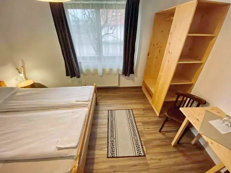 Racu Cazare | Pensiune (K1360-19) Imaginea poate fi supusă drepturilor de autor. Se recomandă contactarea titularului drepturilor.