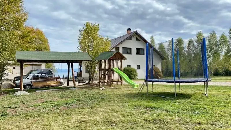 Hargitafürdő Szállás | Üdülőfalu (K1209-35) A kép szerzői jogvédelem alatt állhat. Javasolt a kapcsolatfelvétel a jog tulajdonossal.