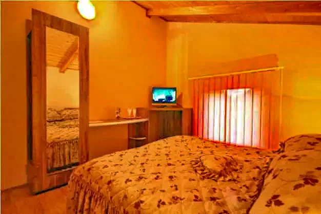 Băile Herculane Cazare | Motel (K0890-7) Imaginea poate fi supusă drepturilor de autor. Se recomandă contactarea titularului drepturilor.