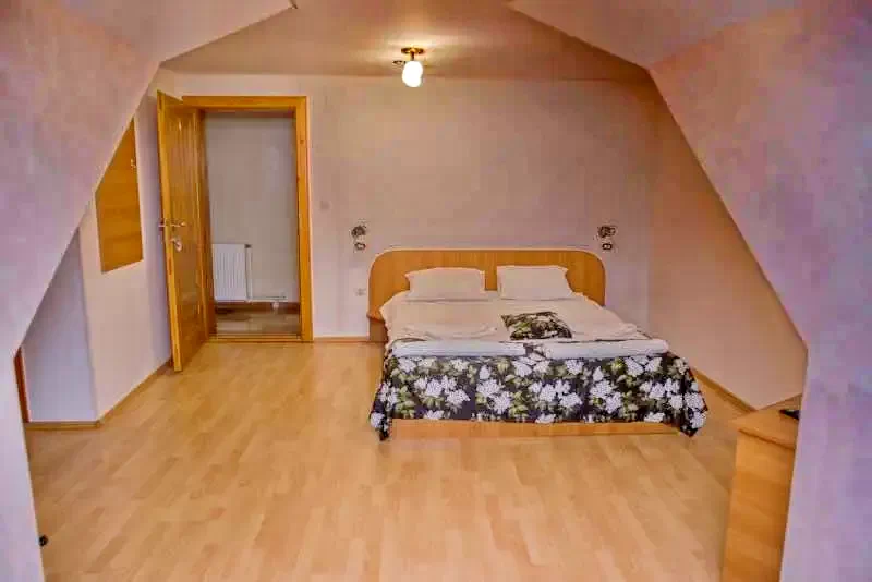 Băile Herculane Cazare | Motel (K0544-17) Imaginea poate fi supusă drepturilor de autor. Se recomandă contactarea titularului drepturilor.