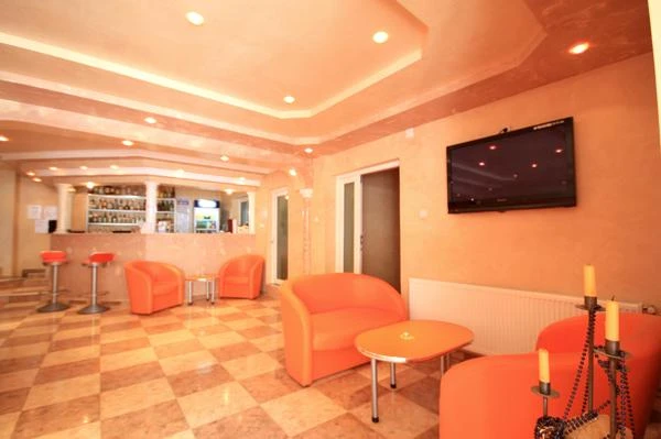 Băile Herculane Cazare | Motel (K0544-40) Imaginea poate fi supusă drepturilor de autor. Se recomandă contactarea titularului drepturilor.