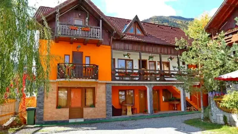 Zărnești Cazare | Pensiune (K0609-13) Imaginea poate fi supusă drepturilor de autor. Se recomandă contactarea titularului drepturilor.