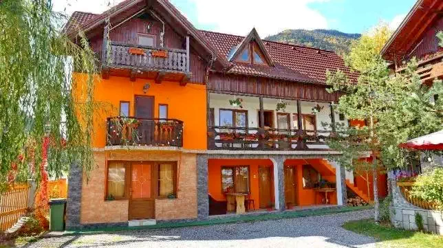 Zărnești Cazare | Motel (K0609-53) Imaginea poate fi supusă drepturilor de autor. Se recomandă contactarea titularului drepturilor.