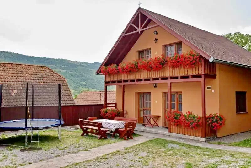 Zetea Cazare | Cabana turistică (K0535-1) Imaginea poate fi supusă drepturilor de autor. Se recomandă contactarea titularului drepturilor.