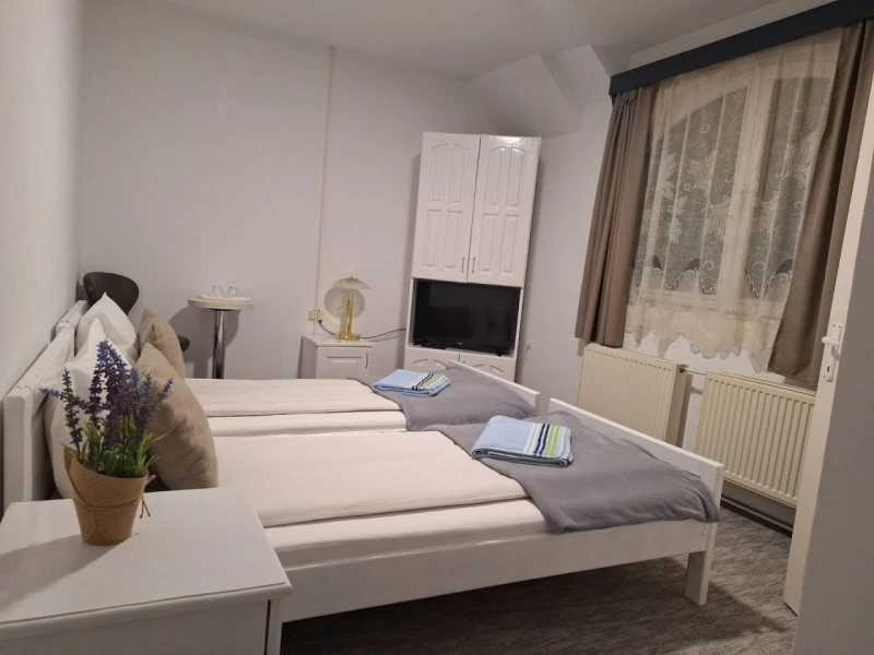 Ditrău Cazare | Motel (K1515-12) Imaginea poate fi supusă drepturilor de autor. Se recomandă contactarea titularului drepturilor.