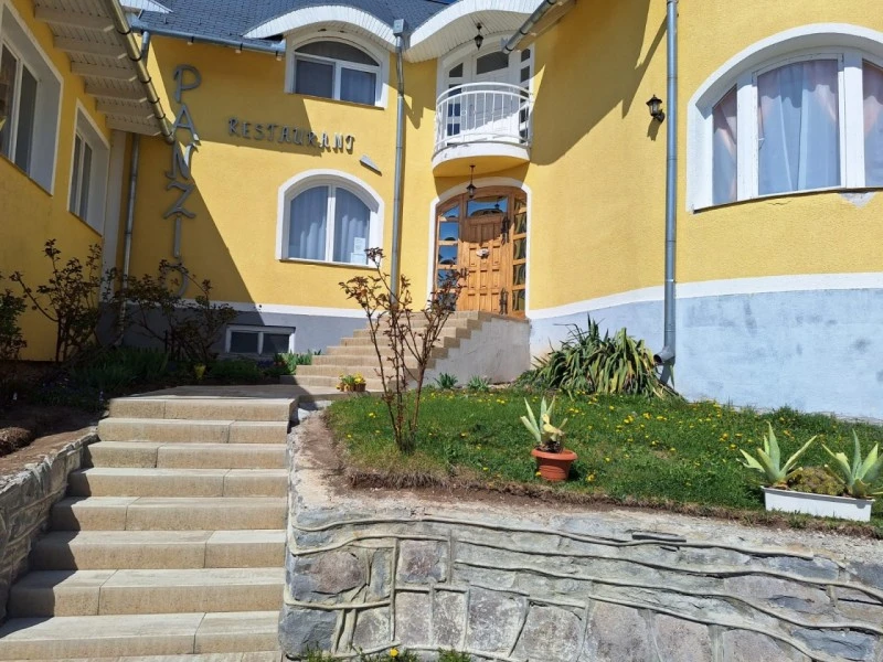 Ditrău Cazare | Motel (K1515-21) Imaginea poate fi supusă drepturilor de autor. Se recomandă contactarea titularului drepturilor.