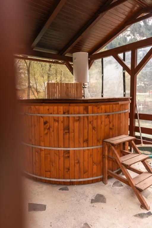 Lacu Roșu Cazare | Camping / Popas turistic (K1366-2) Imaginea poate fi supusă drepturilor de autor. Se recomandă contactarea titularului drepturilor.