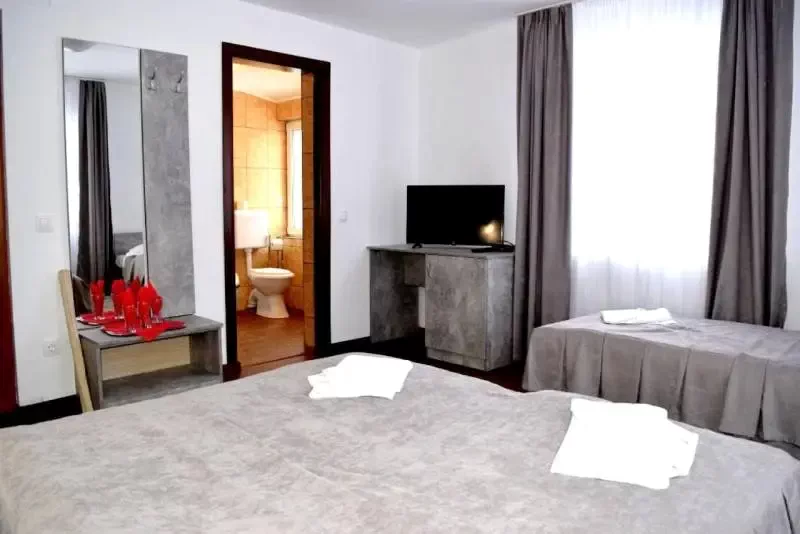 Lacu Roșu Cazare | Camping / Popas turistic (K1366-5) Imaginea poate fi supusă drepturilor de autor. Se recomandă contactarea titularului drepturilor.