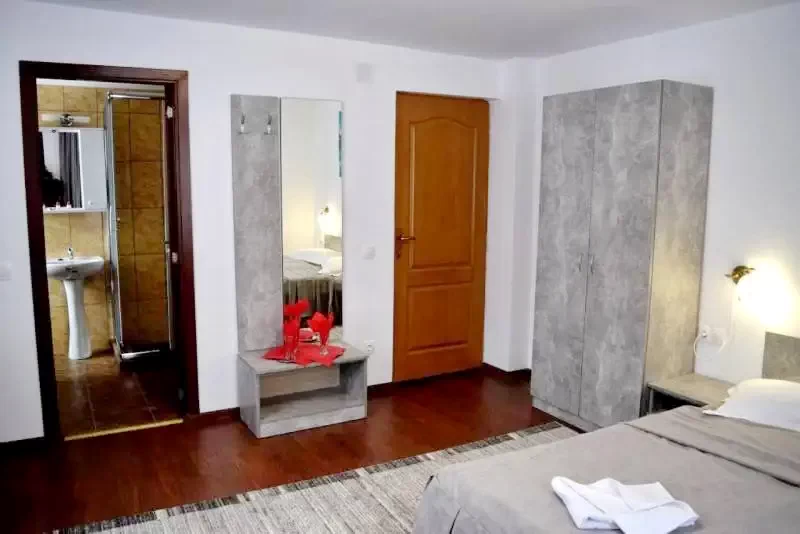 Lacu Roșu Cazare | Camping / Popas turistic (K1366-24) Imaginea poate fi supusă drepturilor de autor. Se recomandă contactarea titularului drepturilor.