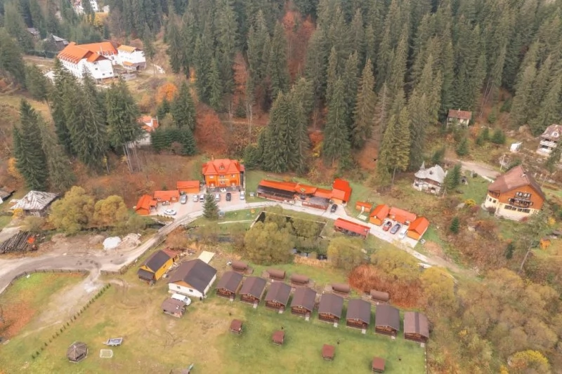 Lacu Roșu Cazare | Camping / Popas turistic (K1366-50) Imaginea poate fi supusă drepturilor de autor. Se recomandă contactarea titularului drepturilor.