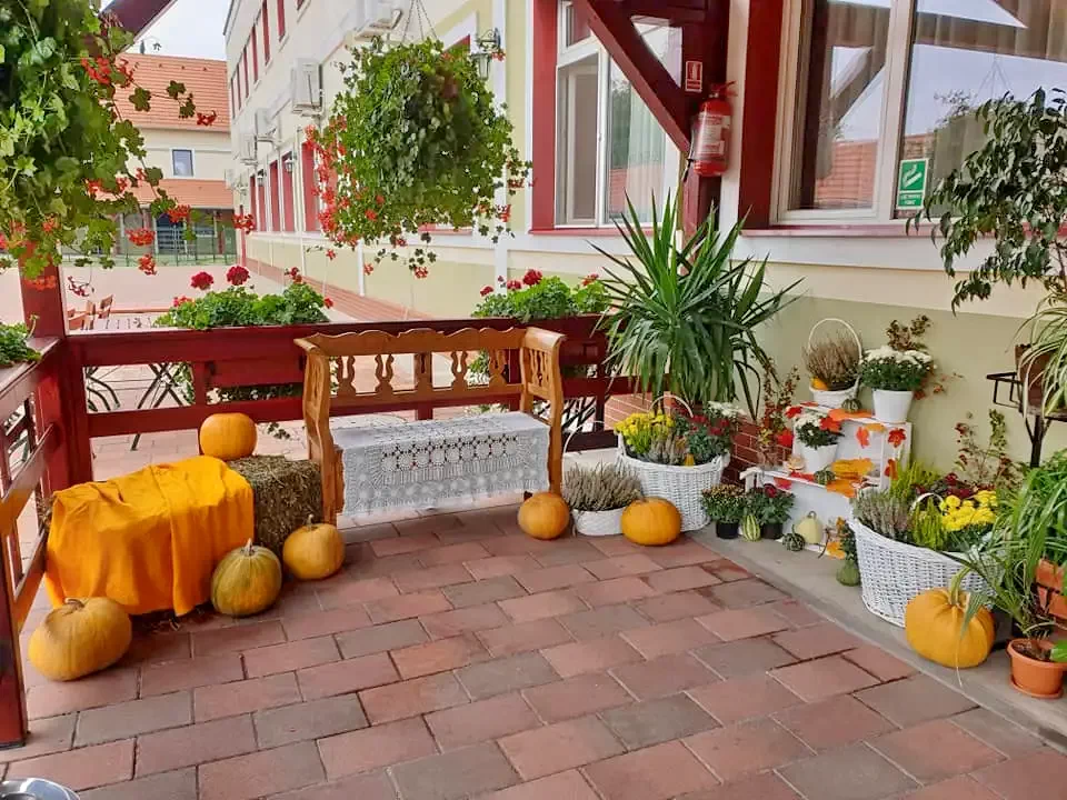 Miercurea Nirajului Cazare | Motel (K1411-26) Imaginea poate fi supusă drepturilor de autor. Se recomandă contactarea titularului drepturilor.