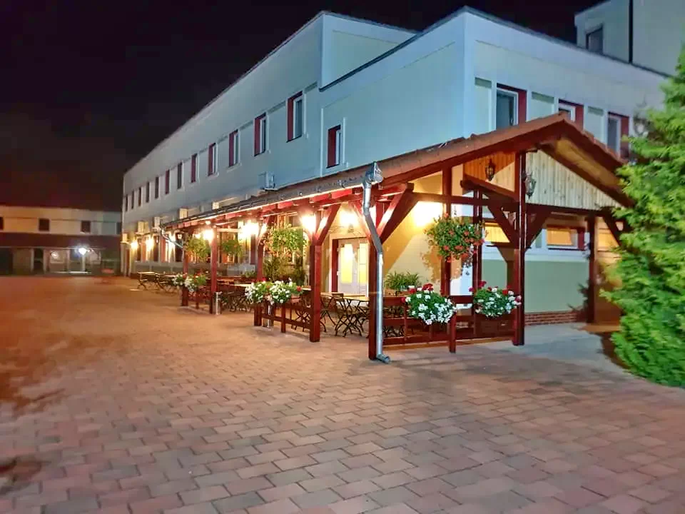 Miercurea Nirajului Cazare | Motel (K1411-28) Imaginea poate fi supusă drepturilor de autor. Se recomandă contactarea titularului drepturilor.