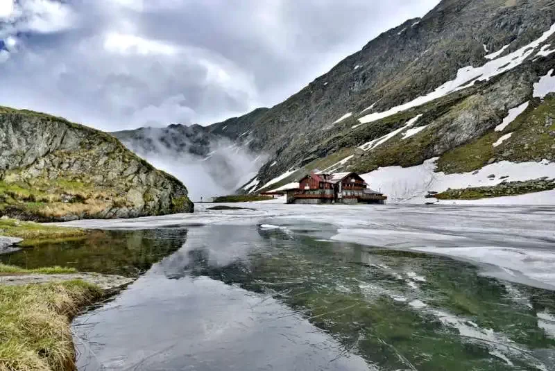 Cazare Bâlea Lac - Cabana Bâlea  Lac*** |  Bilea-tó -  Bâlea Tó Menedékház***. Imaginea poate fi supusă drepturilor de autor. Se recomandă contactarea titularului drepturilor.