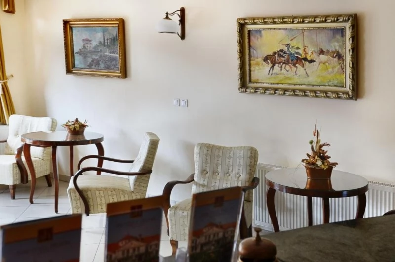  Cazare | Pensiune turistică (K1357-8) Imaginea poate fi supusă drepturilor de autor. Se recomandă contactarea titularului drepturilor.