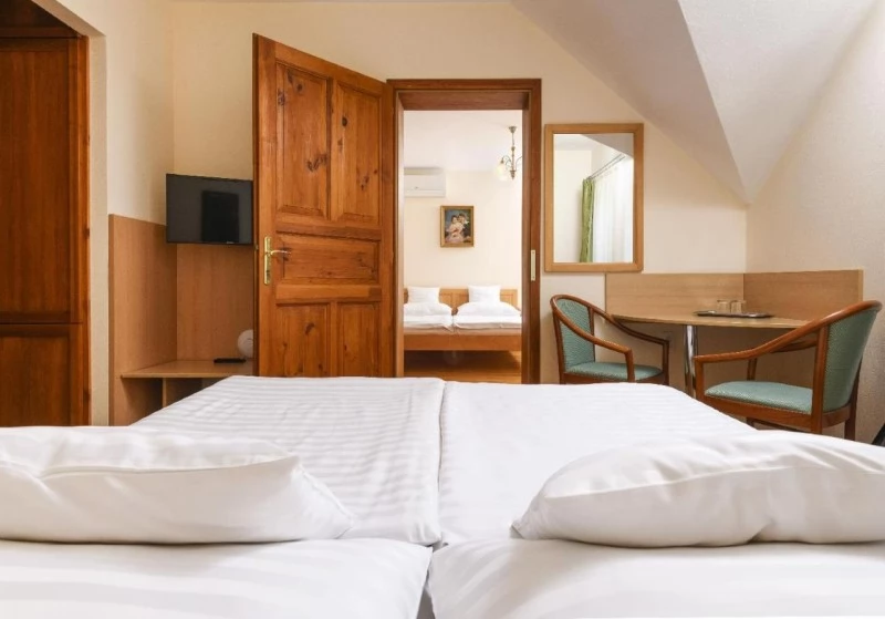  Cazare | Pensiune turistică (K1357-21) Imaginea poate fi supusă drepturilor de autor. Se recomandă contactarea titularului drepturilor.