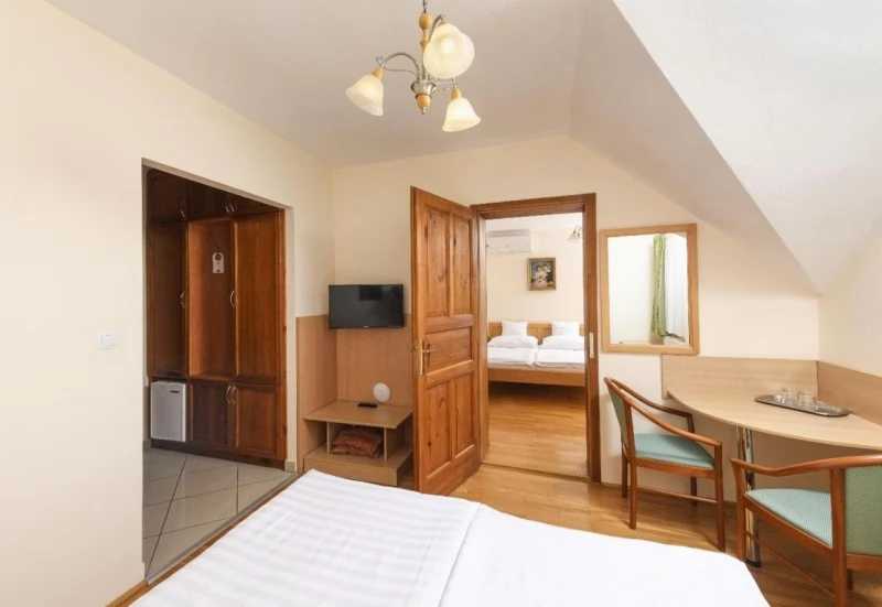  Cazare | Pensiune turistică (K1357-22) Imaginea poate fi supusă drepturilor de autor. Se recomandă contactarea titularului drepturilor.