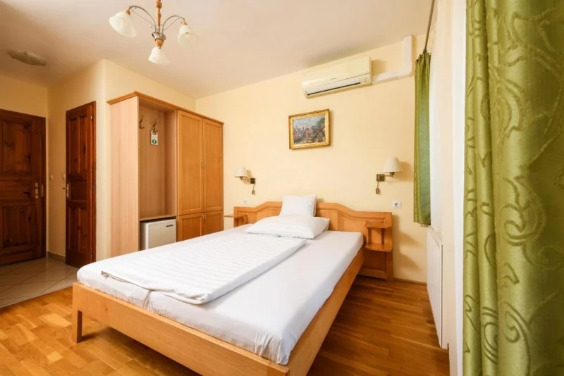  Cazare | Pensiune turistică (K1357-23) Imaginea poate fi supusă drepturilor de autor. Se recomandă contactarea titularului drepturilor.