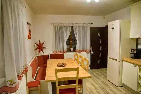 Râșnov Cazare | Sat de vacanță (K0548-2) Imaginea poate fi supusă drepturilor de autor. Se recomandă contactarea titularului drepturilor.