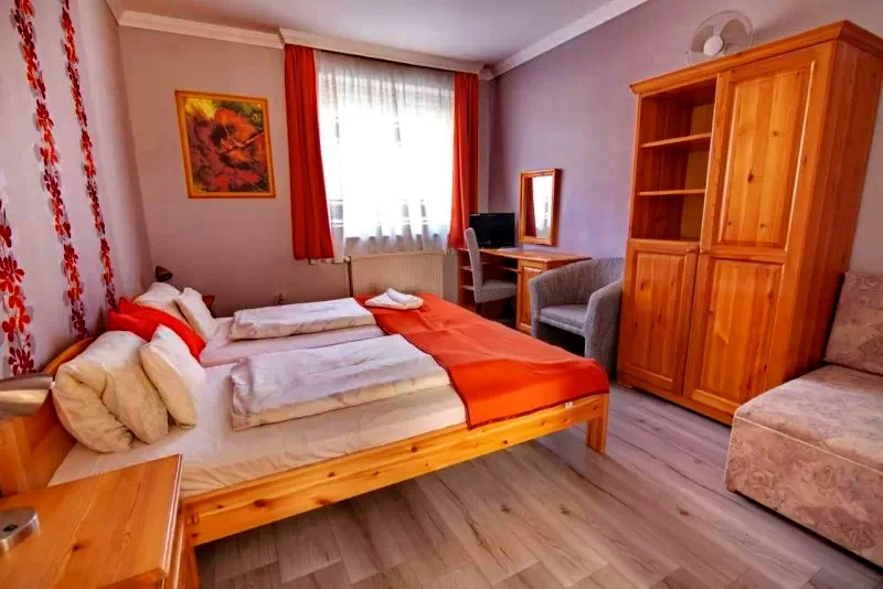  Cazare | Pensiune (K0170-23) Imaginea poate fi supusă drepturilor de autor. Se recomandă contactarea titularului drepturilor.