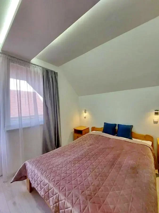  Cazare | Sat de vacanță (K0240-28) Imaginea poate fi supusă drepturilor de autor. Se recomandă contactarea titularului drepturilor.