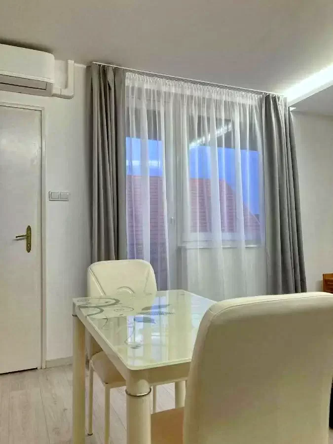  Cazare | Sat de vacanță (K0240-29) Imaginea poate fi supusă drepturilor de autor. Se recomandă contactarea titularului drepturilor.