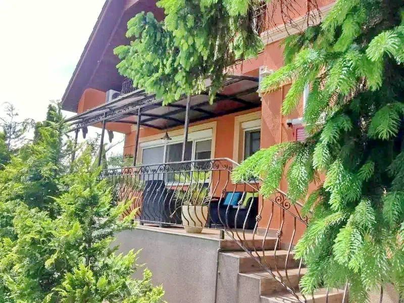  Cazare | Sat de vacanță (K0240-54) Imaginea poate fi supusă drepturilor de autor. Se recomandă contactarea titularului drepturilor.