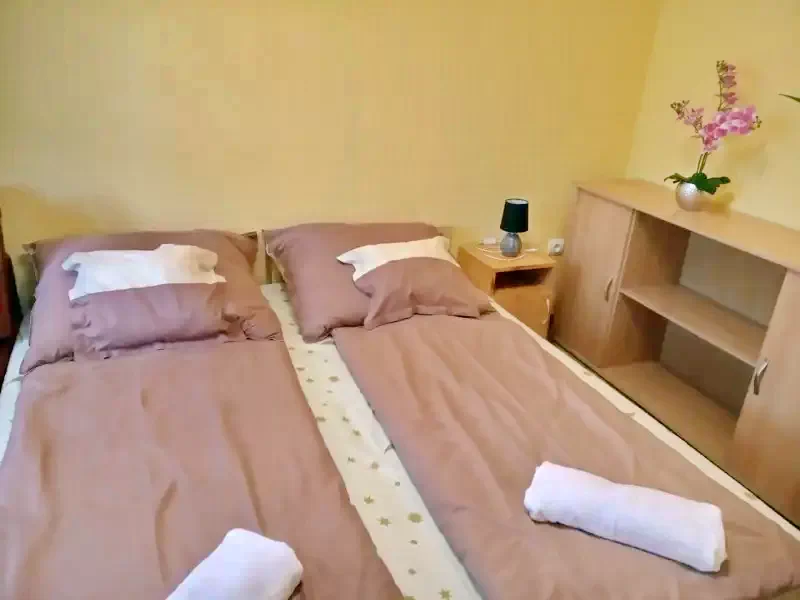  Cazare | Sat de vacanță (K0286-5) Imaginea poate fi supusă drepturilor de autor. Se recomandă contactarea titularului drepturilor.