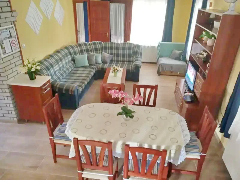  Cazare | Sat de vacanță (K0286-18) Imaginea poate fi supusă drepturilor de autor. Se recomandă contactarea titularului drepturilor.