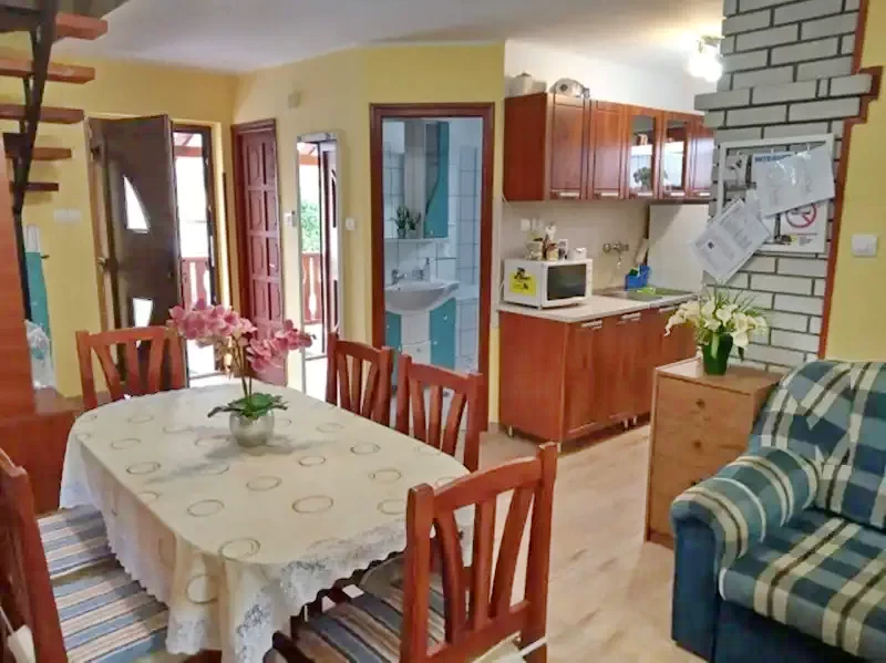  Cazare | Sat de vacanță (K0286-29) Imaginea poate fi supusă drepturilor de autor. Se recomandă contactarea titularului drepturilor.