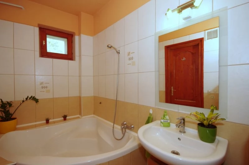 Szállás Gyula / Hellasz Apartman. A kép szerzői jogvédelem alatt állhat. Javasolt a kapcsolatfelvétel a jog tulajdonossal.