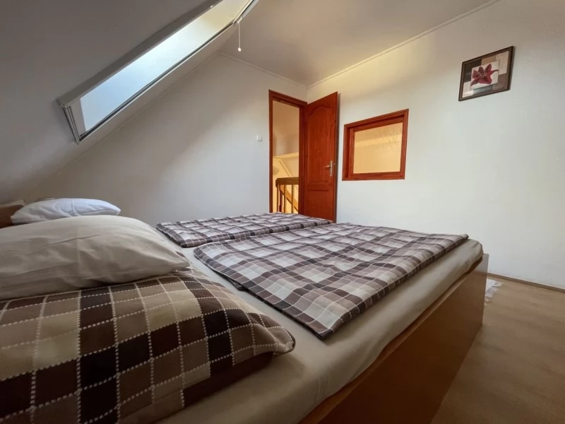 Szállás Gyula / Hellasz Apartman. A kép szerzői jogvédelem alatt állhat. Javasolt a kapcsolatfelvétel a jog tulajdonossal.