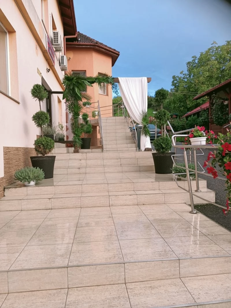 Zalău Cazare | Motel (K1479-17) Imaginea poate fi supusă drepturilor de autor. Se recomandă contactarea titularului drepturilor.