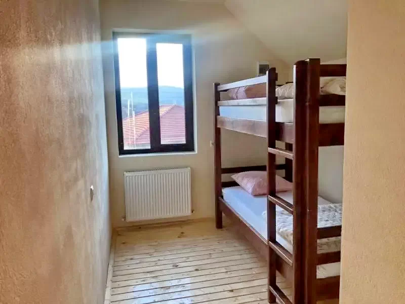 Mădăraș Cazare | Casă de oaspeți (K1202-8) Imaginea poate fi supusă drepturilor de autor. Se recomandă contactarea titularului drepturilor.